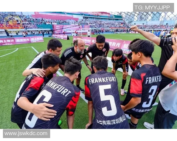 深圳足球队的耐力探秘：从训练到比赛的坚持与拼搏精神