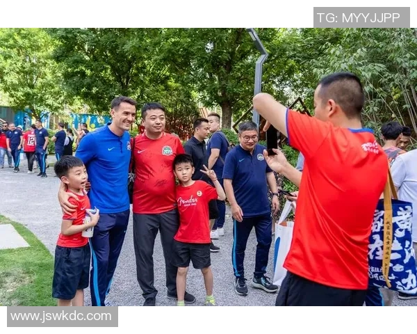 小孩与足球明星的奇妙互动瞬间揭秘欢乐与梦想交织的童年时光