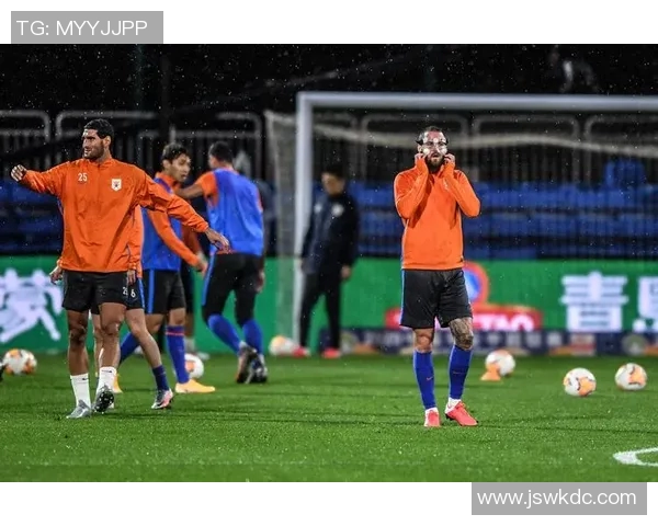 成都足球队与广州足球队赛后复盘团队协作的成功与不足分析